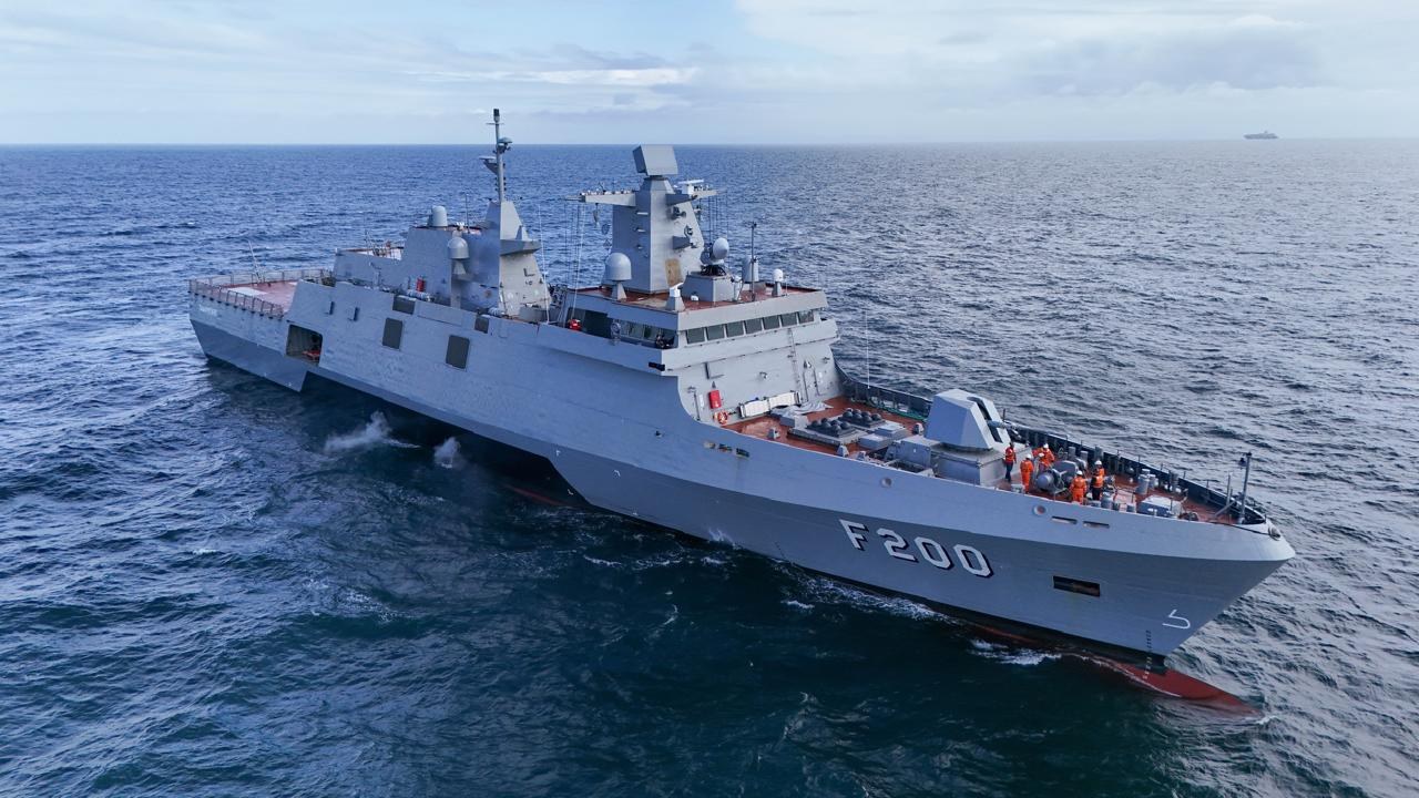 Fragata F200 em navegação